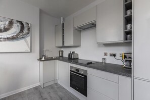 Apartment, 2 Schlafzimmer | Eigene Küche | Großer Kühlschrank, Mikrowelle, Ofen, Herdplatte