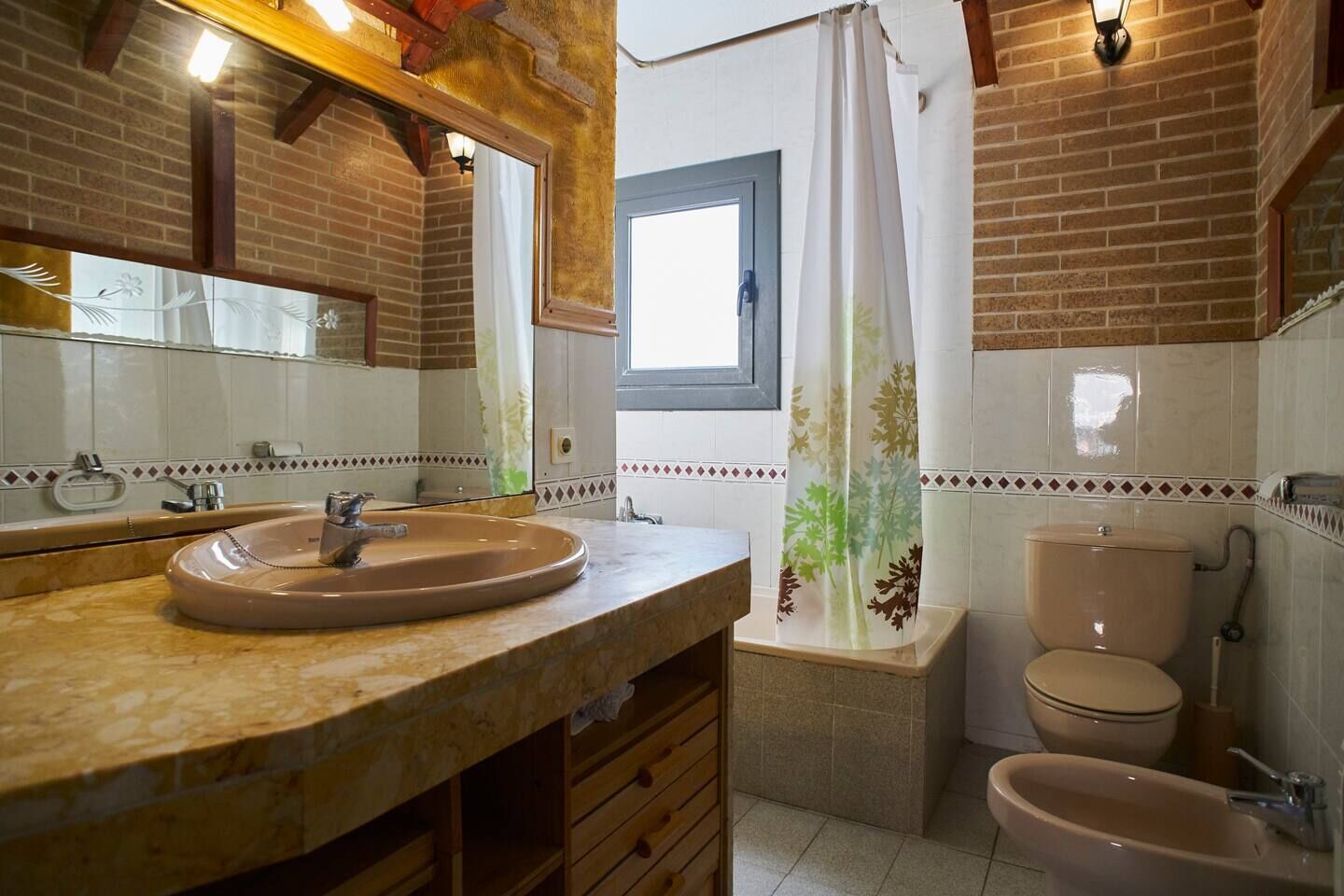 Baignoire, sèche-cheveux, serviettes fournies