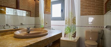 Baignoire, sèche-cheveux, serviettes fournies