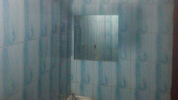 Double Room | Bathroom | Shower, rainfall showerhead, free toiletries, towels