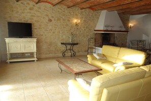 Télévision, cheminée