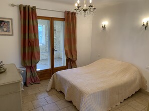 4 bedrooms, iron/ironing board, WiFi