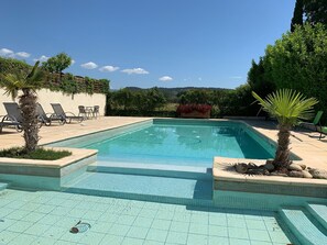 Una piscina al aire libre