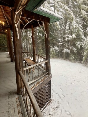 Property grounds - Charming & Convenient 6 Bedroom Mountainside Lodge (Elizabethtown)