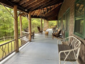 Terrace/patio - Charming & Convenient 6 Bedroom Mountainside Lodge (Elizabethtown)