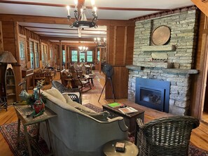 Interior - Charming & Convenient 6 Bedroom Mountainside Lodge (Elizabethtown)