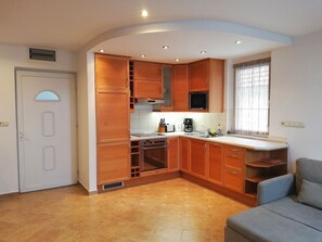 Réfrigérateur, four à micro-ondes, un four, surface de cuisson