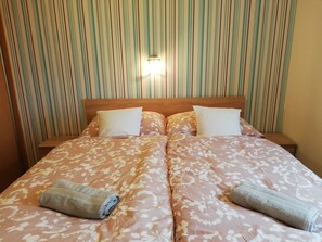 2 bedrooms, iron/ironing board, WiFi, bed sheets