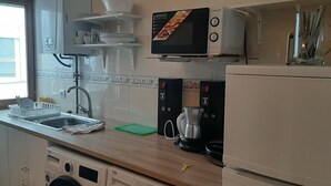 Full-size fridge, microwave, cookware/dishes/utensils - Pensión - Casa León (Santona)