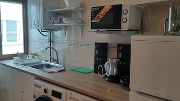 Grand réfrigérateur, micro-ondes