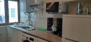 Full-size fridge, microwave, cookware/dishes/utensils - Pensión - Casa León (Santona)