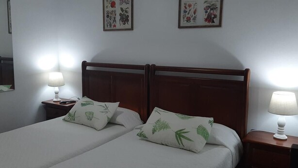 WiFi (free), bed sheets - Pensión - Casa León (Santona)