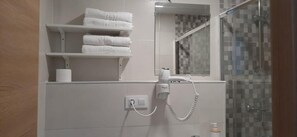 Ducha, cabezal de ducha tipo lluvia y toallas