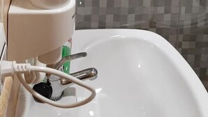 Shower, rainfall showerhead, towels - Pensión - Casa León (Santona)