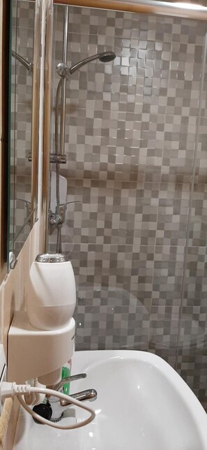 Shower, rainfall showerhead, towels - Pensión - Casa León (Santona)