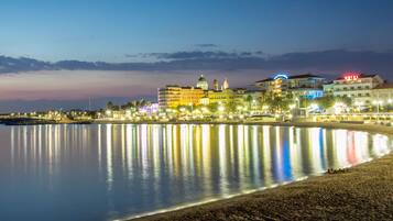 Plage à proximité, chaises longues
