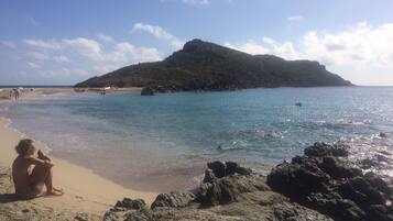Vlak bij het strand, ligstoelen