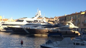Una marina con varios yates amarrados.