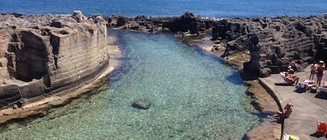 Una spiaggia nelle vicinanze, lettini da mare