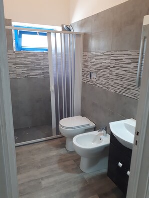 Dusche, Haartrockner, Bidet, Handtücher