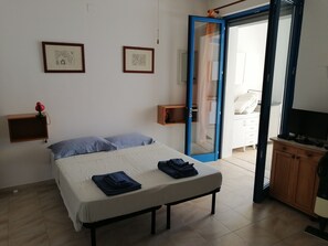 3 slaapkamers, een strijkplank/strijkijzer, wifi, beddengoed