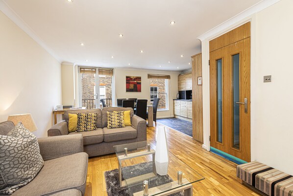 House, 3 Bedrooms (1 King Bed, 2 Double Beds and 1 Double Airbed) | Living room | Flat-screen TV