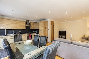 House, 3 Bedrooms (1 King Bed, 2 Double Beds and 1 Double Airbed) | In-room dining
