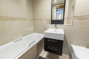 House, 3 Bedrooms (1 King Bed, 2 Double Beds and 1 Double Airbed) | Bathroom | Free toiletries, hair dryer, towels
