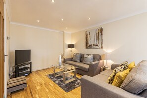 House, 3 Bedrooms (1 King Bed, 2 Double Beds and 1 Double Airbed) | Living room | Flat-screen TV
