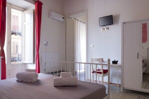 3 bedrooms, desk, iron/ironing board, free WiFi - Casa Gagliani, a Liberty apartment in the old downtown (Palermo)
