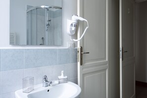 Shower, hair dryer, bidet, towels