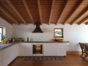 Kühlschrank, Ofen, Kochgeschirr/Geschirr/Besteck