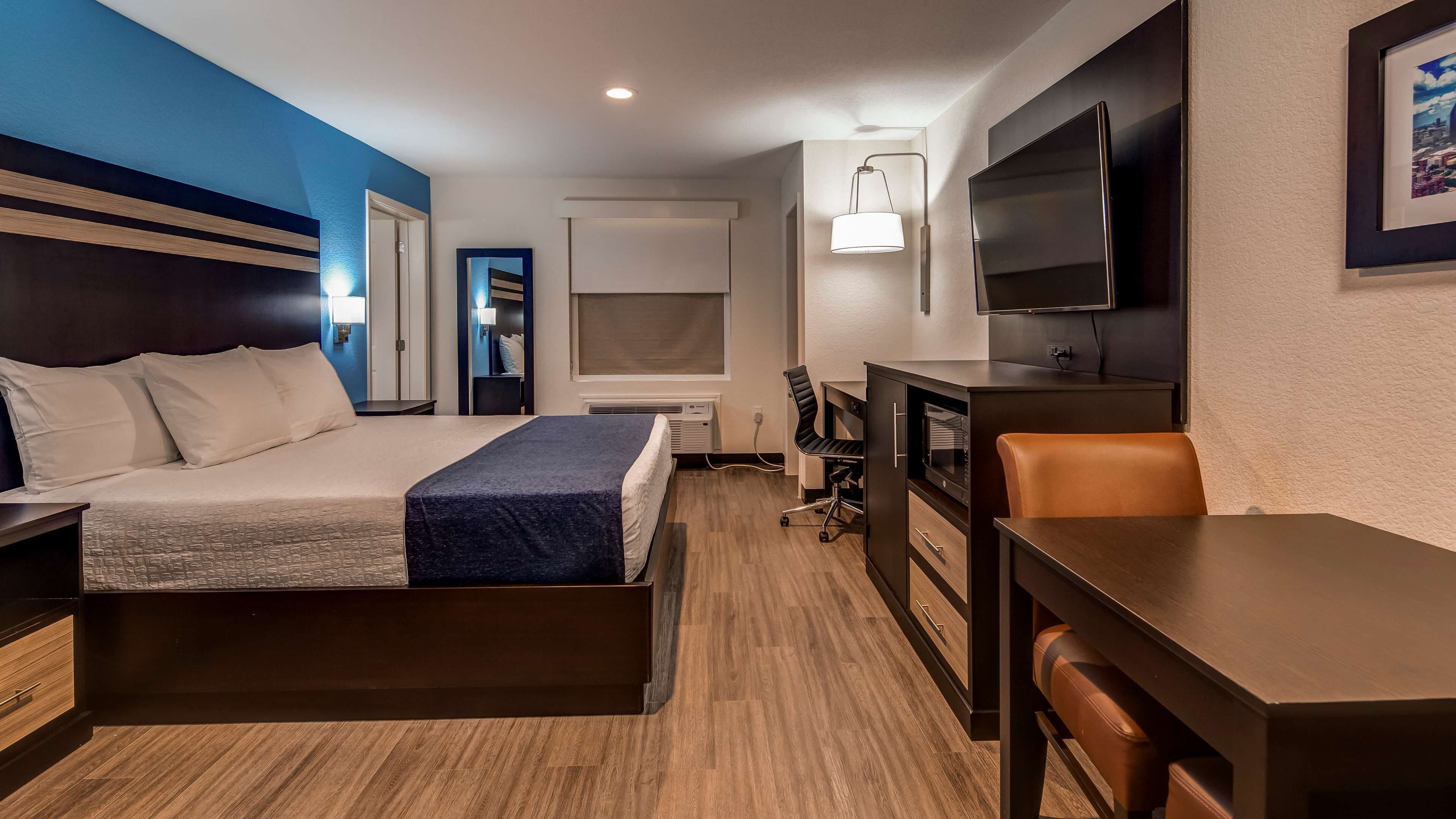 standard room, 1 king bed, accessible, non smoking | in-room safe, desk, laptop workspace, blackout curtains