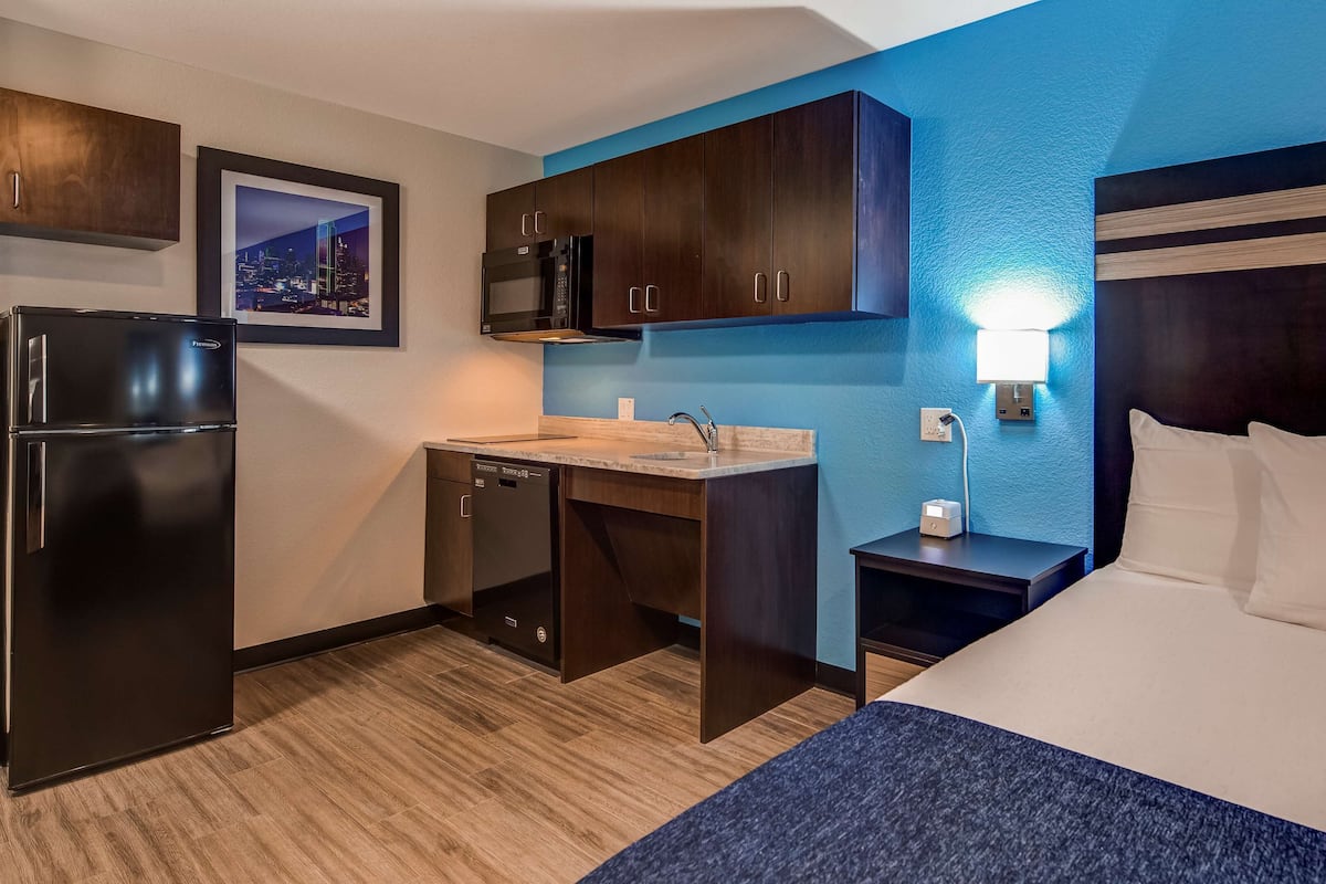Standard Room, 1 King Bed, Accessible, Kitchenette | Private kitchen | Microwave, coffee/tea maker