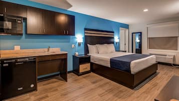 Standaard kamer, 1 kingsize bed, toegankelijk voor mindervaliden, kitchenette | Een kluis op de kamer, een bureau, een laptopwerkplek