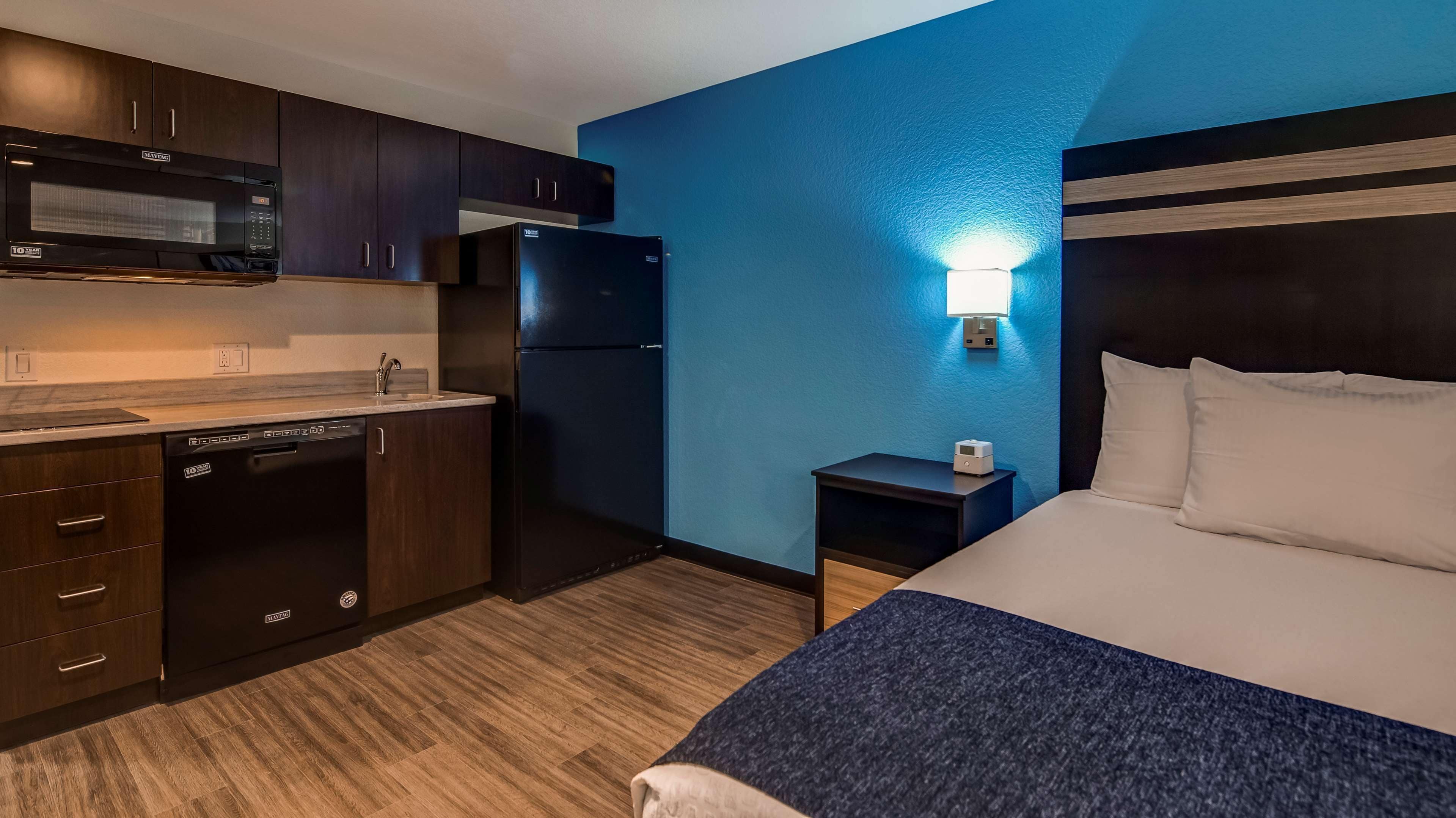 standard room, 1 king bed, non smoking, kitchenette | private kitchen | microwave, coffee/tea maker