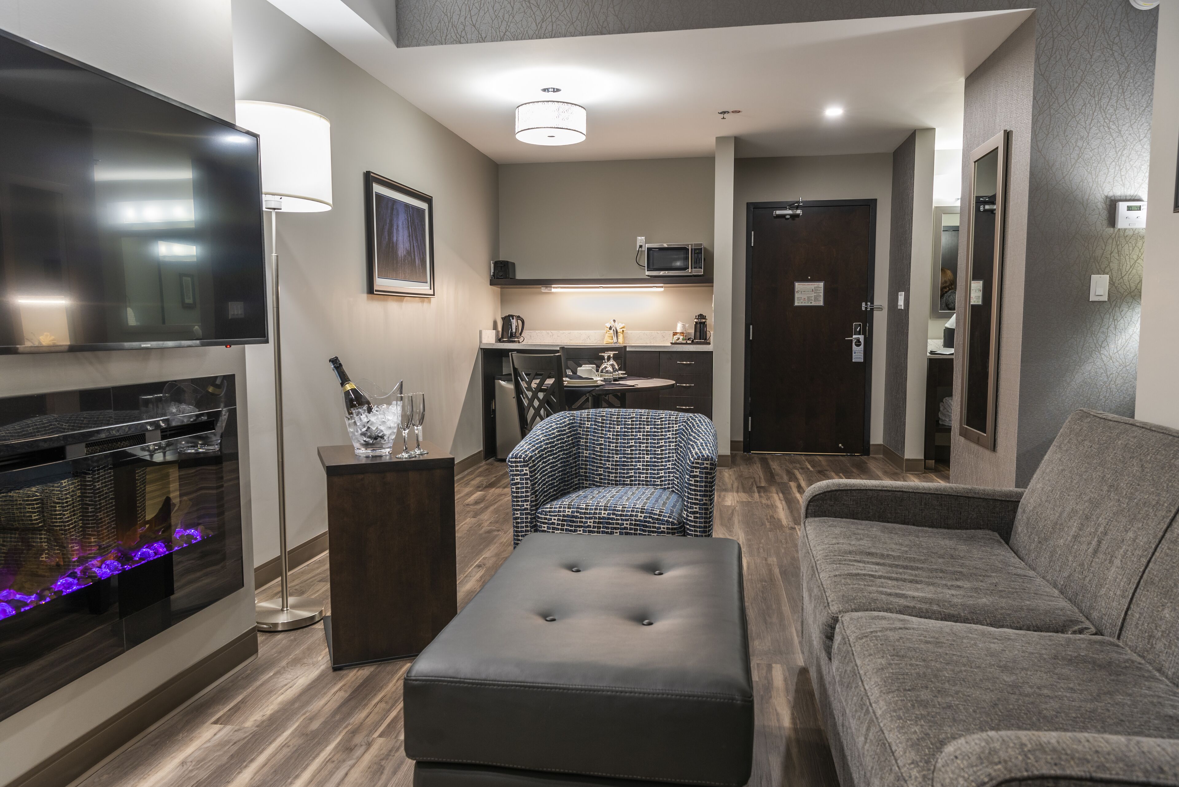 suite, 1 king bed, non smoking, jetted tub | egyptian cotton sheets, premium bedding, pillow-top beds, in-room safe