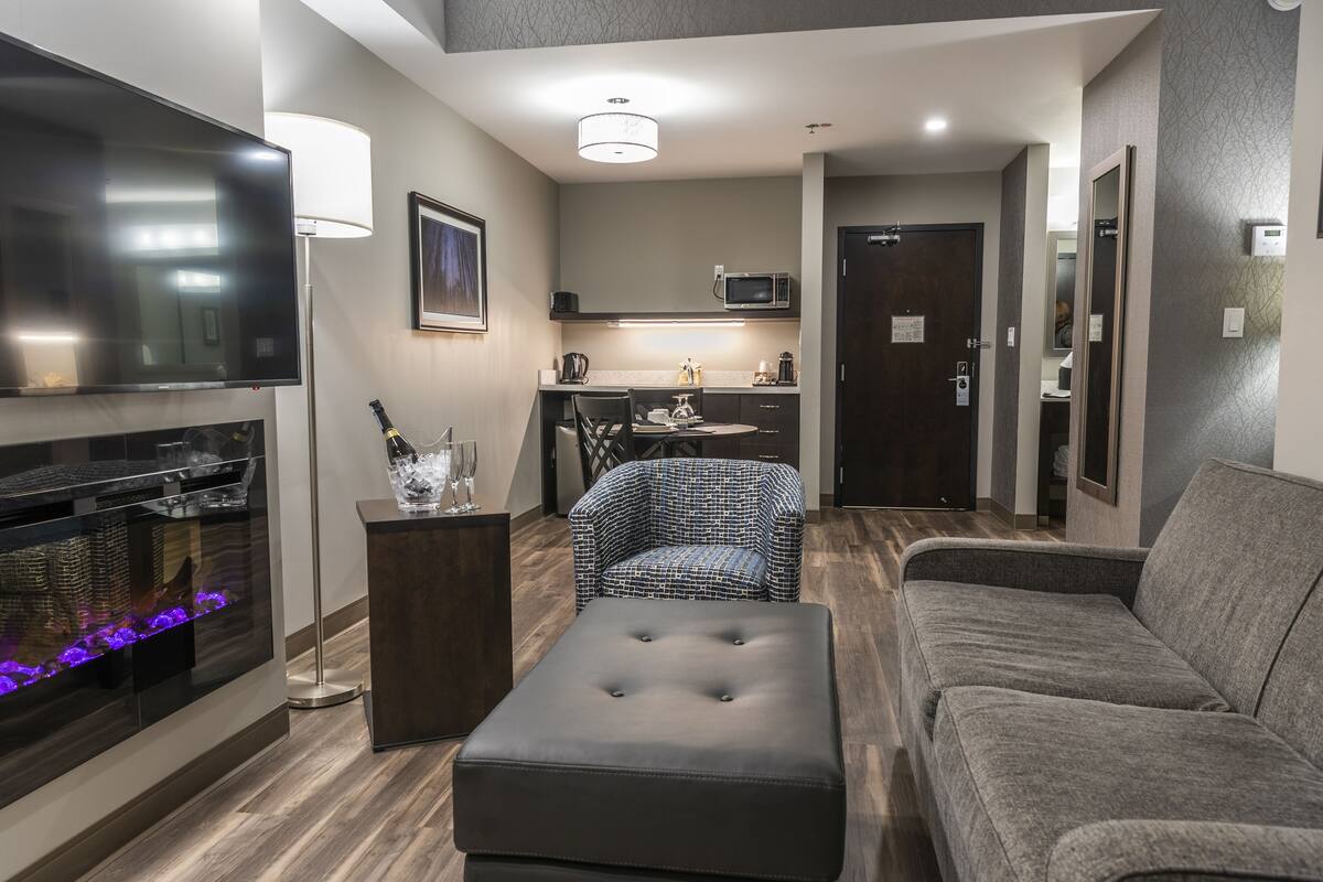 suite, 1 king bed, non smoking, jetted tub | egyptian cotton sheets, premium bedding, pillow-top beds, in-room safe