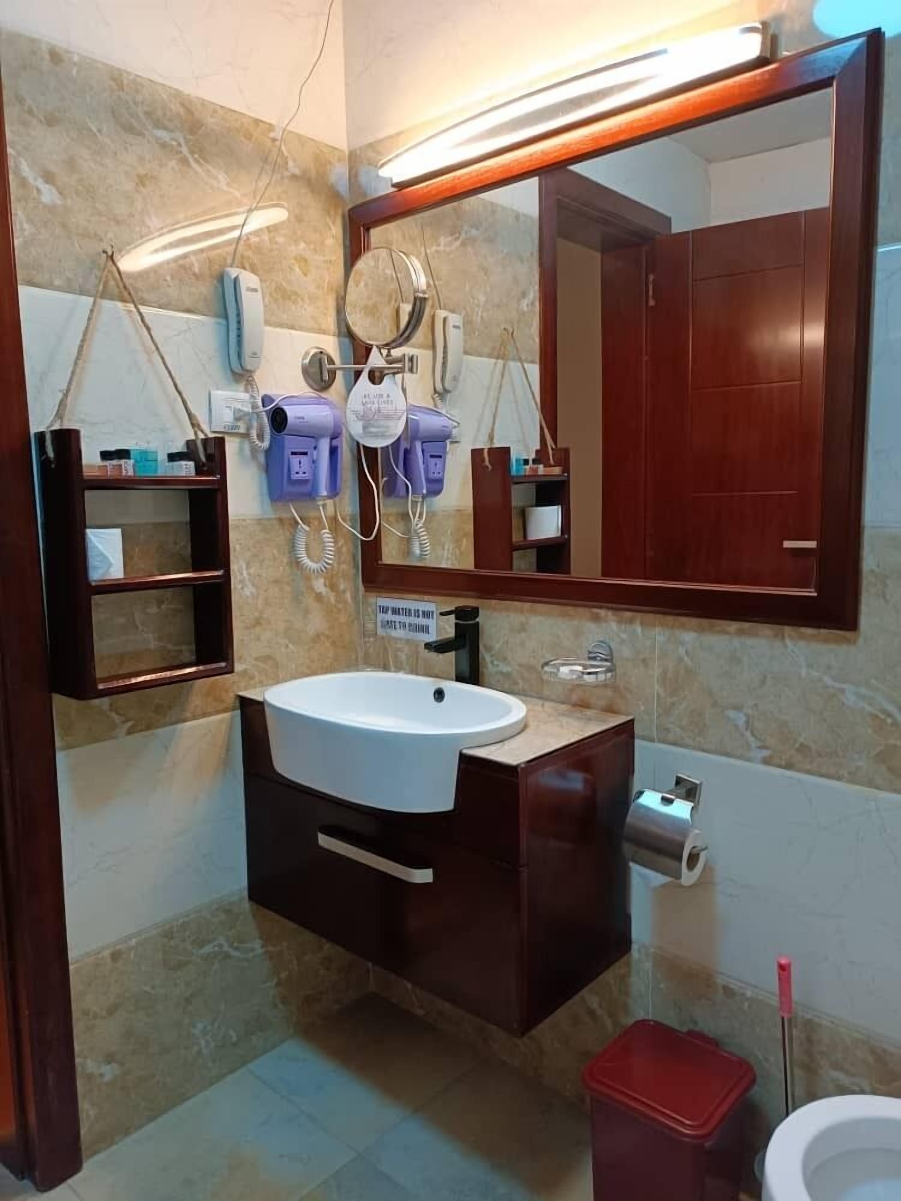 deluxe room, 1 queen bed, non smoking | bathroom | hair dryer, bathrobes, slippers, bidet