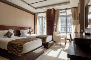 Habitación estándar, 2 camas individuales, no fumadores | Caja fuerte, escritorio, espacio para trabajar con un portátil