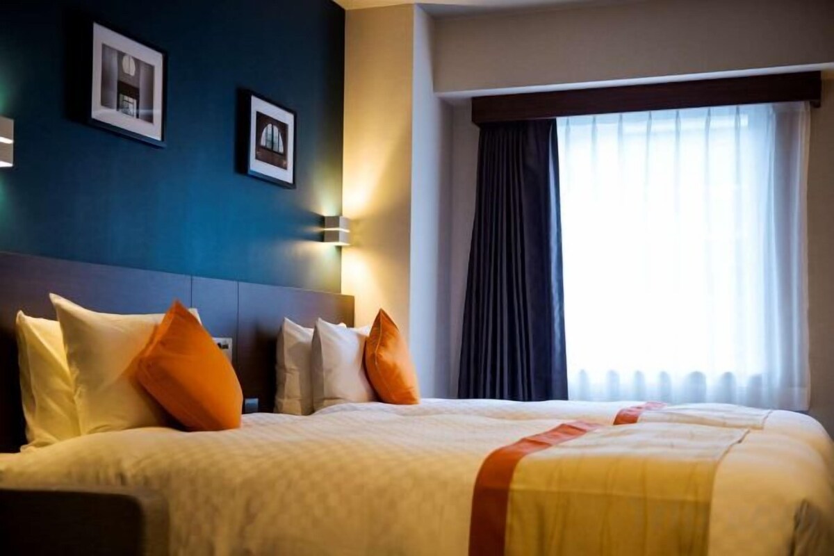 In-room safe, desk, bed sheets