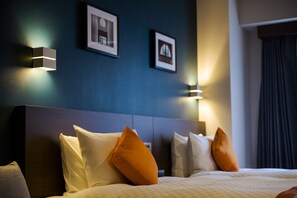 In-room safe, desk, free wired Internet, bed sheets - Best Western Plus Fukuoka Tenjin-minami (Fukuoka)