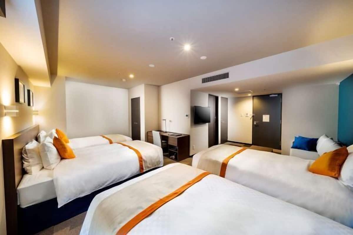 In-room safe, desk, bed sheets