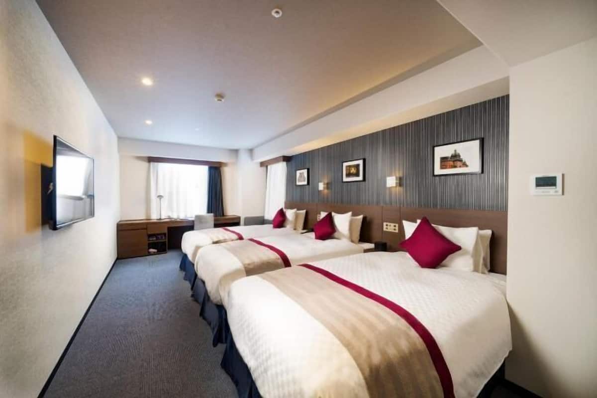 In-room safe, desk, bed sheets