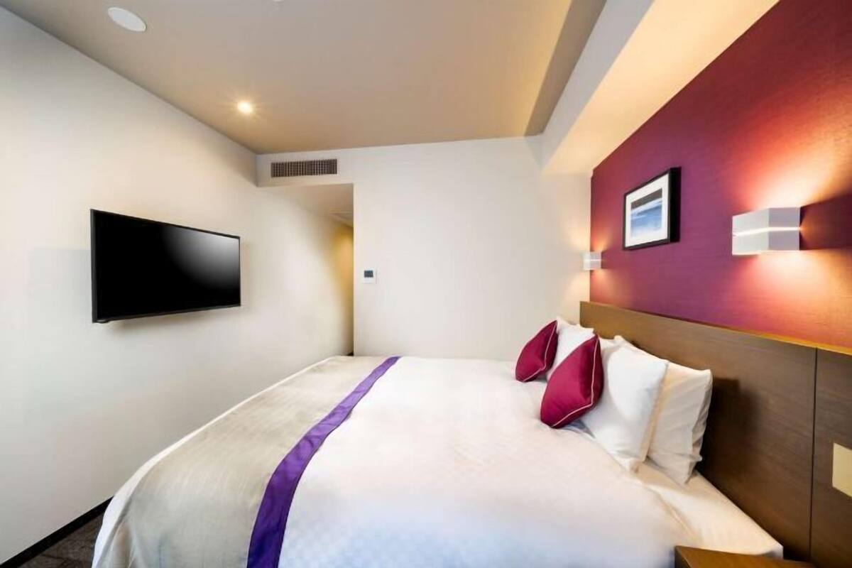 In-room safe, desk, bed sheets