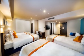 Habitación estándar, varias camas, para no fumadores, refrigerador (Larger Room) | Caja de seguridad en la habitación y escritorio