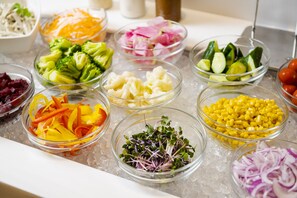 A variety of fresh vegetables in clear bowls on a bed of ice. - Best Western Plus Fukuoka Tenjin-minami (Fukuoka)