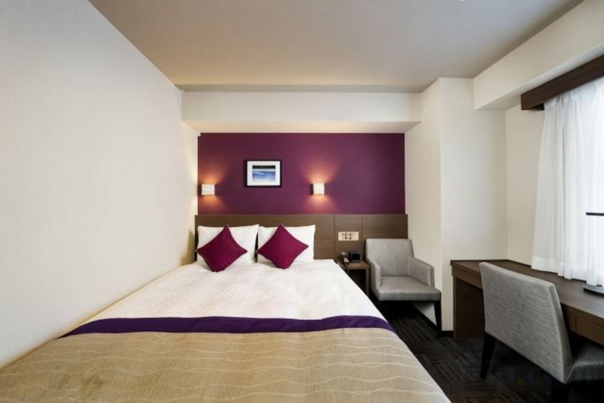 In-room safe, desk, bed sheets