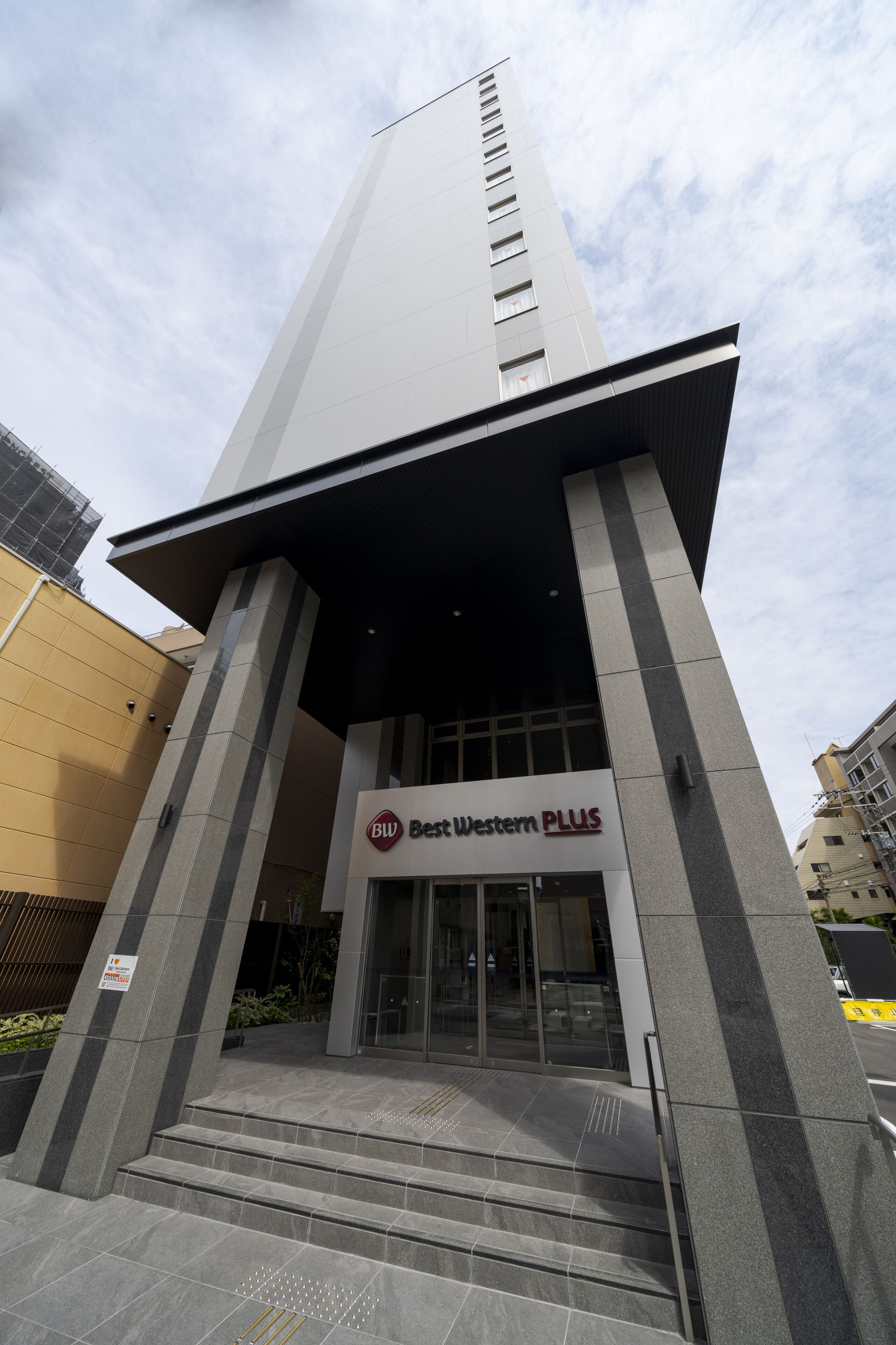 Un edificio moderno con una entrada destacada y un letrero que dice "Best Western PLUS".