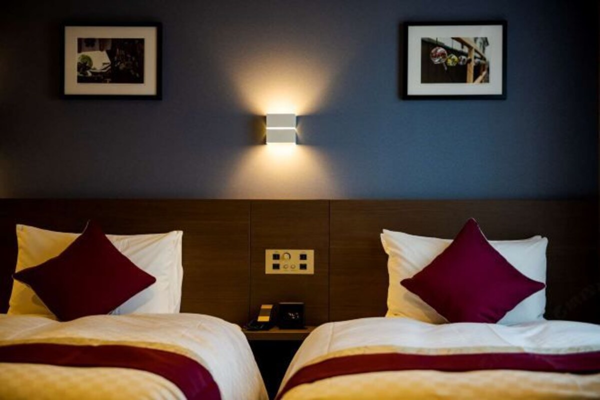 In-room safe, desk, bed sheets